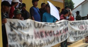Diduga Ada Penyelewengan Dana Pembangunan GOR, Warga Sukasetia Demo Kantor Desa