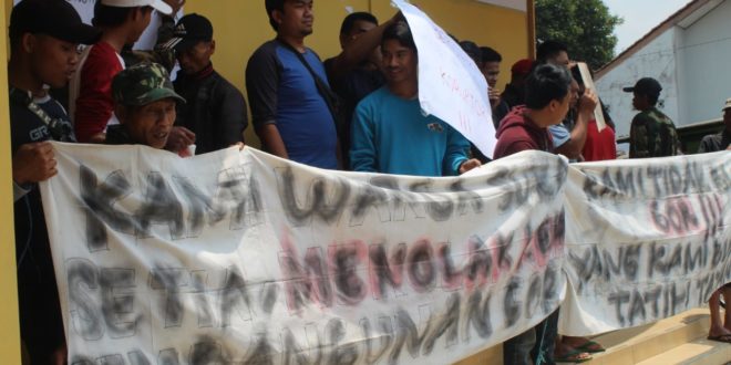 Diduga Ada Penyelewengan Dana Pembangunan GOR, Warga Sukasetia Demo Kantor Desa