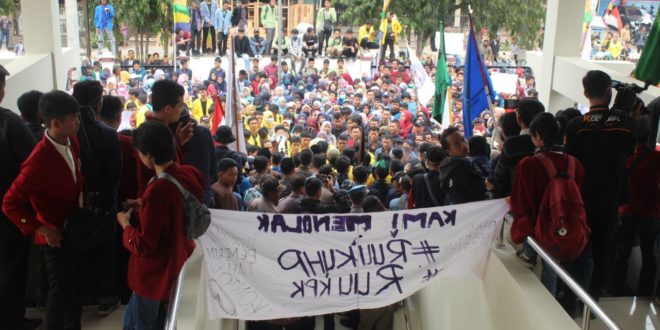Ribuan Mahasiswa Tasikmalaya , Kepung Kantor DPRD