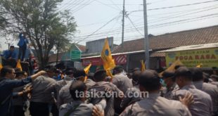 Sempat Bersitegang Unjuk Rasa didepan Gedung DPRD Kota Tasikmalaya