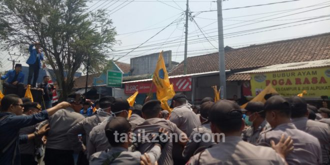 Sempat Bersitegang Unjuk Rasa didepan Gedung DPRD Kota Tasikmalaya