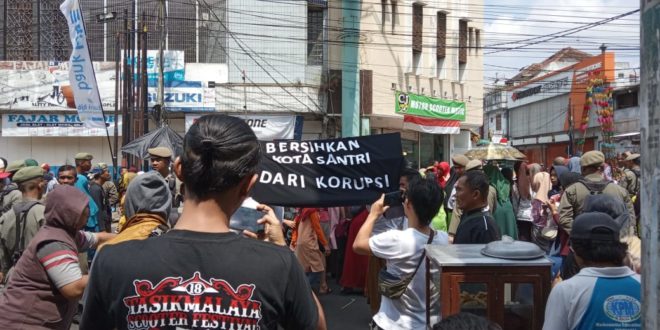 Dinas Terkait, Pembawa Jampana Mirip Keranda Jenazah Jadi Perhatian Pengunjung Tasik Oktober Festival