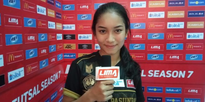 Mahasiswi Atlit Futsal Ini Mengaku Suka Bersolek Sebelum Tanding