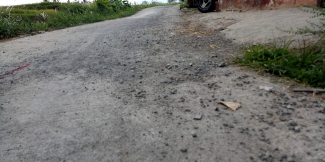 Kondisi Jalan Ngamplang di desa margalaksana kecamatan salawu, minggu (1/12/2019)