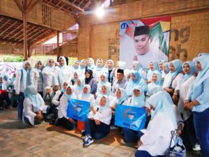 Azies Rismaya Melakukan Foto Bersama Dengan Pelaku UMKM di Saung Panyawah, rabu, (15/1/2020).