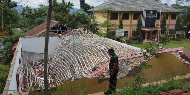 Perpustakan SMK Bina Bangsa Parungponteng Ambruk