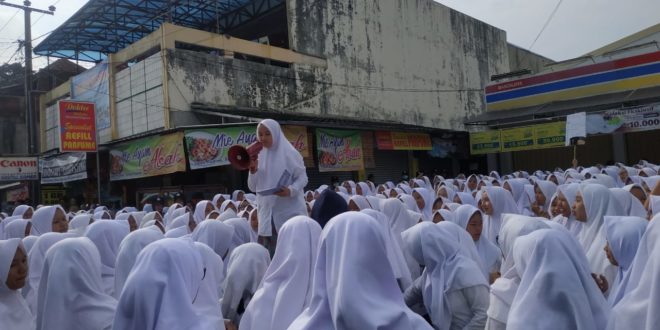 Ribuan Santriyah Datangi Indomart Manonjaya