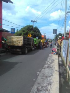 truck yang gruduk Kantor kepala desa Cisayong,sabtu (2/5/2020)