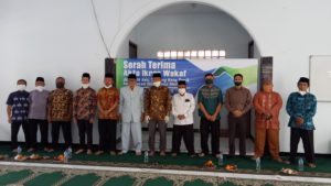 Foto Bersama Penyerahan Akta Ikrar Wakaf dari KUA Kecamatan Tawang Kepada Yayasan Ibnu Siena Mulia, juma't (12/6/2020)