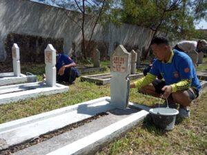 Pengecatan Taman Makam Pahlawan Oleh Tagana Kota Tasikmalaya