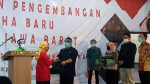 Kepala Disperindag Kabupaten Tasikmalaya H Nana Rukmana memberikan perlengkapan peserta Bimtek secara simbolis 