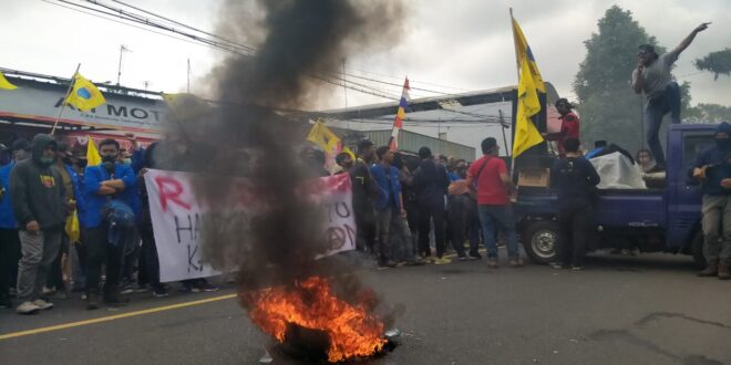 Mahasiswa Gelar Aksi Di Gedung DPRD Kota Tasik, Tolak RUU Cipta Kerja