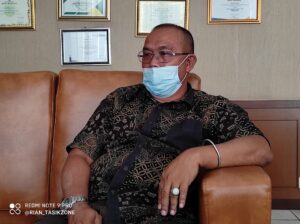 Kepala Dinas DPMPTSP Kabupaten Tasikmalaya H Nana Heryana saat ditemui awak media diruang kerjanya, kamis (21/1/2021)
