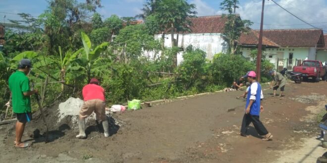 Pemkab Tasikmalaya Dianggap Slow Respon, Kini Masyarakat Swadaya Perbaiki Jalan