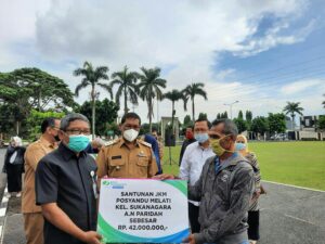 Penyerahan secara simbolis santunan kematian dari BPJS Ketenagakerjaan kepada pekerja non ASN di halaman balekota.