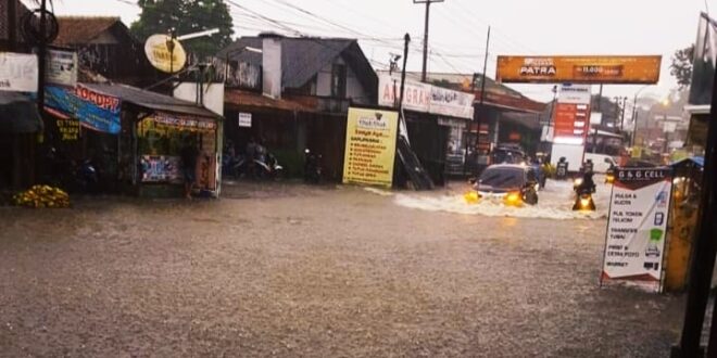 Hujan Datang, Diduga Drainase Buruk Jalan Depan SPBU Mangkubumi Jadi Langganan Banjir