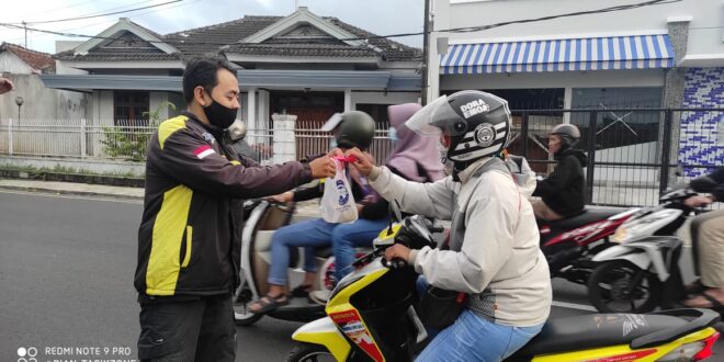 Jadi Pamungkas Di Ramadhan 1442 H, APG Tasikmalaya Berbagi Takjil Di Pusat Kota