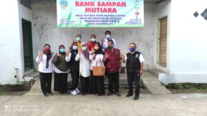 Foto Bersama Pengelola Bank Sampah Mutiara dengan unsur Kelurahan Cibunigeulis, unsur Kecamatan Bungursari, dan Tim Penilai, rabu (1/9/2021)