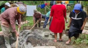 Masyarakat Jatiwaras Gotong Royong memperbaiki jalan yang rawan kecelakaan di Mandalamekar - kersagalih 