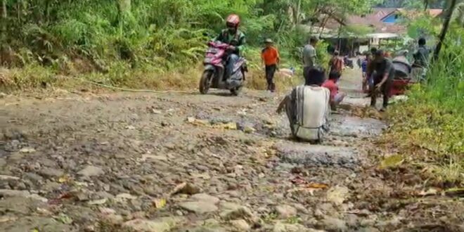 Masyarakat Jatiwaras Perbaiki Jalan Pasir Gintung - Lengkong Barang Yang Rawan Kecelakaan