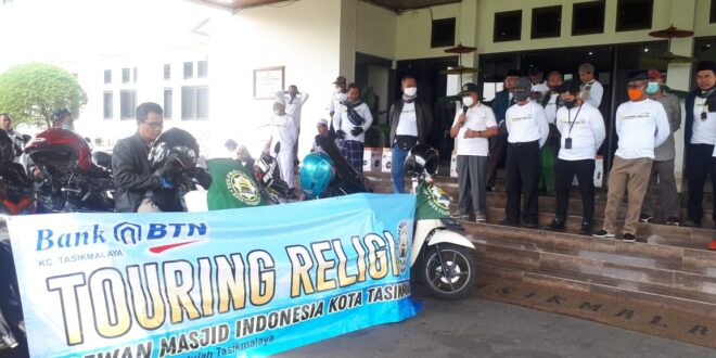 Ketua DPRD Kota Tasikmalaya, H Aslim SH saat Melepas Touring Religi DMI, Sabtu (19/03/2022)