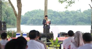 Wakil Gubernur Jawa Barat, Saat Memberikan Sambutan Dalam Acara Peringatan Hari Air Sedunia di objek wisata situ gede, Selasa (22/3/2022).
