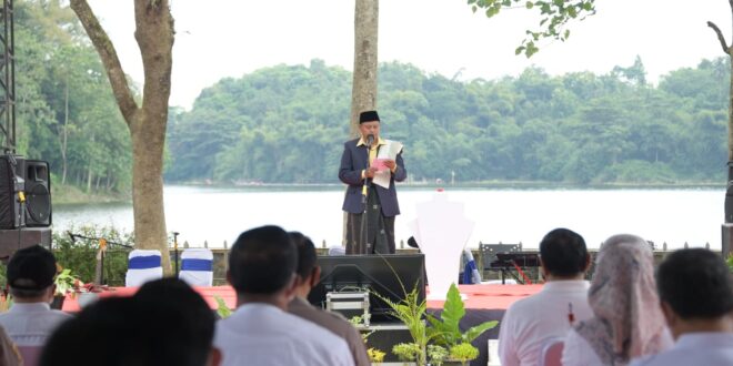 Wakil Gubernur Jawa Barat, Saat Memberikan Sambutan Dalam Acara Peringatan Hari Air Sedunia di objek wisata situ gede, Selasa (22/3/2022).