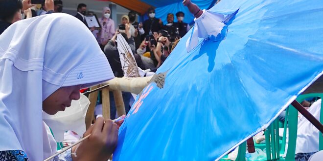 Salah Seorang Peserta Siswi SMA Sedang melukis Payung Geulis, Dalam Festival Payung Geulis Di SMA 10 Kota Tasikmalaya, Sabtu (19/03/2022)