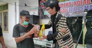 Ketua ARWT DPC Kota Tasikmalaya Saat Memberikan Minyak Goreng Kepada Warga di Komplek Pesantren Nurul A'la, Jl Siliwangi 104 Rt 01/18 Kelurahan Kahuripan Kecamatan Tawang, Minggu (23/03/2022)