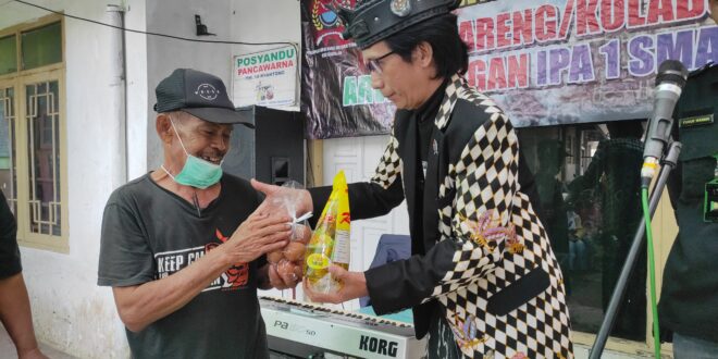 Ketua ARWT DPC Kota Tasikmalaya Saat Memberikan Minyak Goreng Kepada Warga di Komplek Pesantren Nurul A'la, Jl Siliwangi 104 Rt 01/18 Kelurahan Kahuripan Kecamatan Tawang, Minggu (23/03/2022)