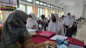 Ketrangan Foto : Siswa SMP Yang sedang melakukan PendaftaranUntuk Masuk Kelas Industri di SMKN 1 Kota Tasikmalaya, Senin (28/03/2022)