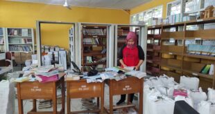 Tampak Pegawai Sedang Membereskan Buku Di Perpustakaan SMPN 8 Kota Tasikmalaya, Rencananya Perpustakaan Ini akan mendapatkan Bantuan dari DAK, Namun anggaran tersebut Gagal Diserap. Kamis (21/07/2022)