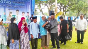 H Agus Jamaluddin saat memberikan Santunan, Disela sela Penutupan Islamic Talent Show, 