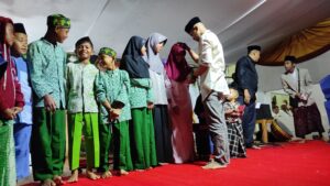 Kang Ali Ridwan, Saat Memberikan Santunan Kepada Anak Yatim-piatu di Wilayah RW 05 Kelurahan Argasari, Minggu Malam (23/10/2022) 