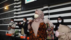 Hj Nurhayati, Anggota DPR RI Komisi IX Saat Sosialisasi Germas Di Rumah Makan Bebek Harisa, Senin (14/11/2022) 