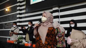 Hj Nurhayati, Anggota DPR RI Komisi IX Saat Sosialisasi Germas Di Rumah Makan Bebek Harisa, Senin (14/11/2022)