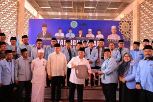 Prabowo Subianto saat memberikan Secara Simbolis, Bantuan Mobil Pemelihara Masjid Kepada Ketua Umum BKPRMI 