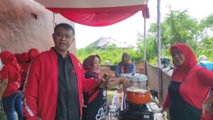 Ketua DPC PDI Perjuangan Kota Tasikmalaya, Sedang Mengecek Persiapan Makanan yang akan dibagikan Untuk Masyarakat, Senin (23/01/2023)