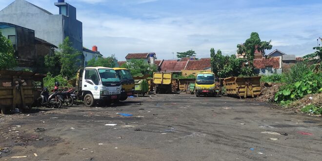 Bangkai Kontainer dan Armada Pengangkut Sampah Di Dinas Lingkungan Hidup Kota Tasikmalaya