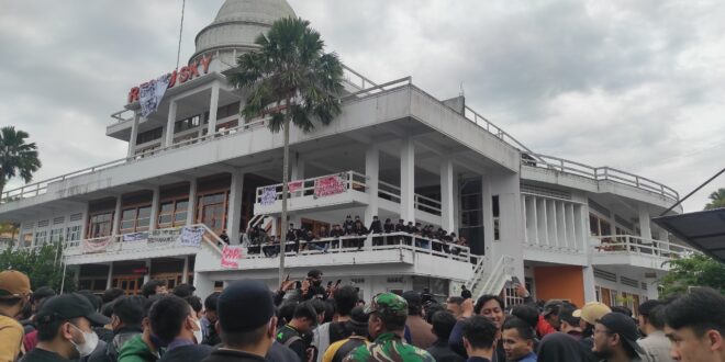 mahasiswa STIMIK Tasikmalaya, Saat Melakukan Aksi meminta Kejelasan Kepada Lembaga terkait dicabutnya Izin Operasional Perguruan tinggi oleh kemenristekdikti