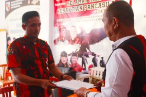 Edwin Adiwinata Saat memberikan Berkas Pendaftaran kepada Ketua SC Muscab Ke IV MPC Pemuda Pancasila Kota Tasikmalaya, Selasa (30/05/2023) 