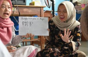 Para Guru yang sedang mengikuti Pelatihan dengan Metode Gasing,