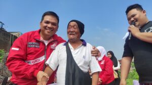 Ketua DPD PSI Kota Tasikmalaya, Erik Steven Saat memberikan Santunan Kepada Jompo yang berada di Wilayah Riung Asih Kecamatan Cihideung, minggu (18/06/2023) 