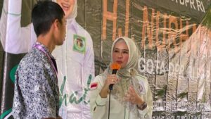 Hj Nurhayati saat Melakukan Dialog bersama salah satu Siswa, Di Sosialisasi Empat Pilar 