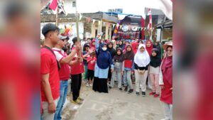 Ketua RW 12, Anton Faisal Sedang melepas Peserta Gerak Jalan Santai
