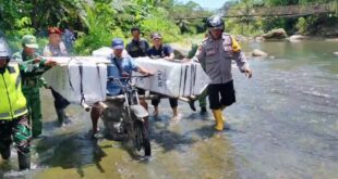 Foto Istimewa, Petugas Gabungan kirim logistik lewati sungai pakai Ojek Palang di Kecamatan Cipatujah, Kabupaten Tasikmalaya Selasa (13/02/2024).