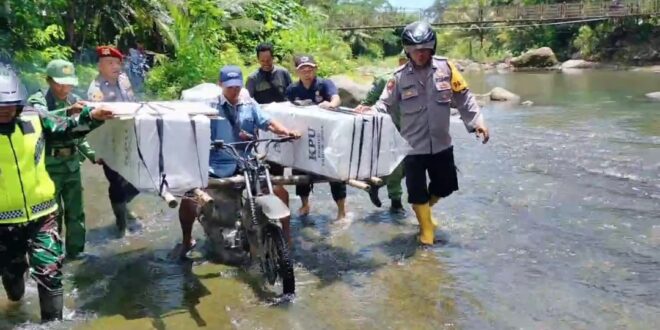 Foto Istimewa, Petugas Gabungan kirim logistik lewati sungai pakai Ojek Palang di Kecamatan Cipatujah, Kabupaten Tasikmalaya Selasa (13/02/2024).