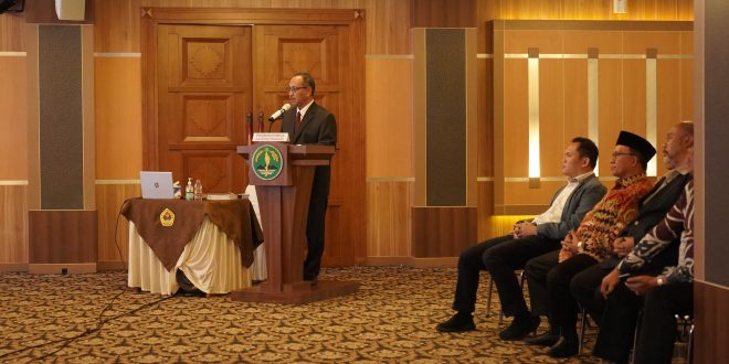 Foto : Prokopim Setda 
Sekda Kota Tasikmalaya H Ivan Dicksan saat menjalani sidang promosi gelar Doktor Bidang Sosial Kajian Ilmu Administrasi Publik, Selasa (16/4/2024) di Unpas Bandung.