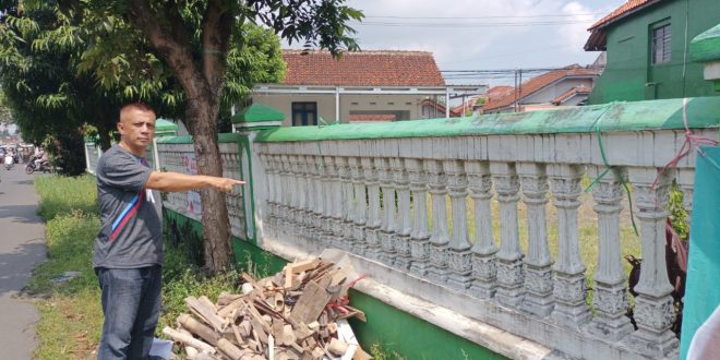 Foto : Yana, menunjukan lokasi Spanduk yang hilang dekat perum aksajaya