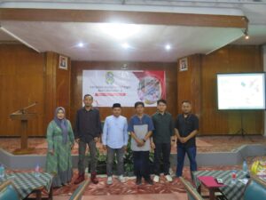 Ketua Yayasan Alihsan Mutaqin Karyamandala (tiga di Kiri) Foto bersama para pemateri usai acara.